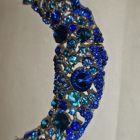 Elegant Blue Crystal Necklace - Picture 2 of 5